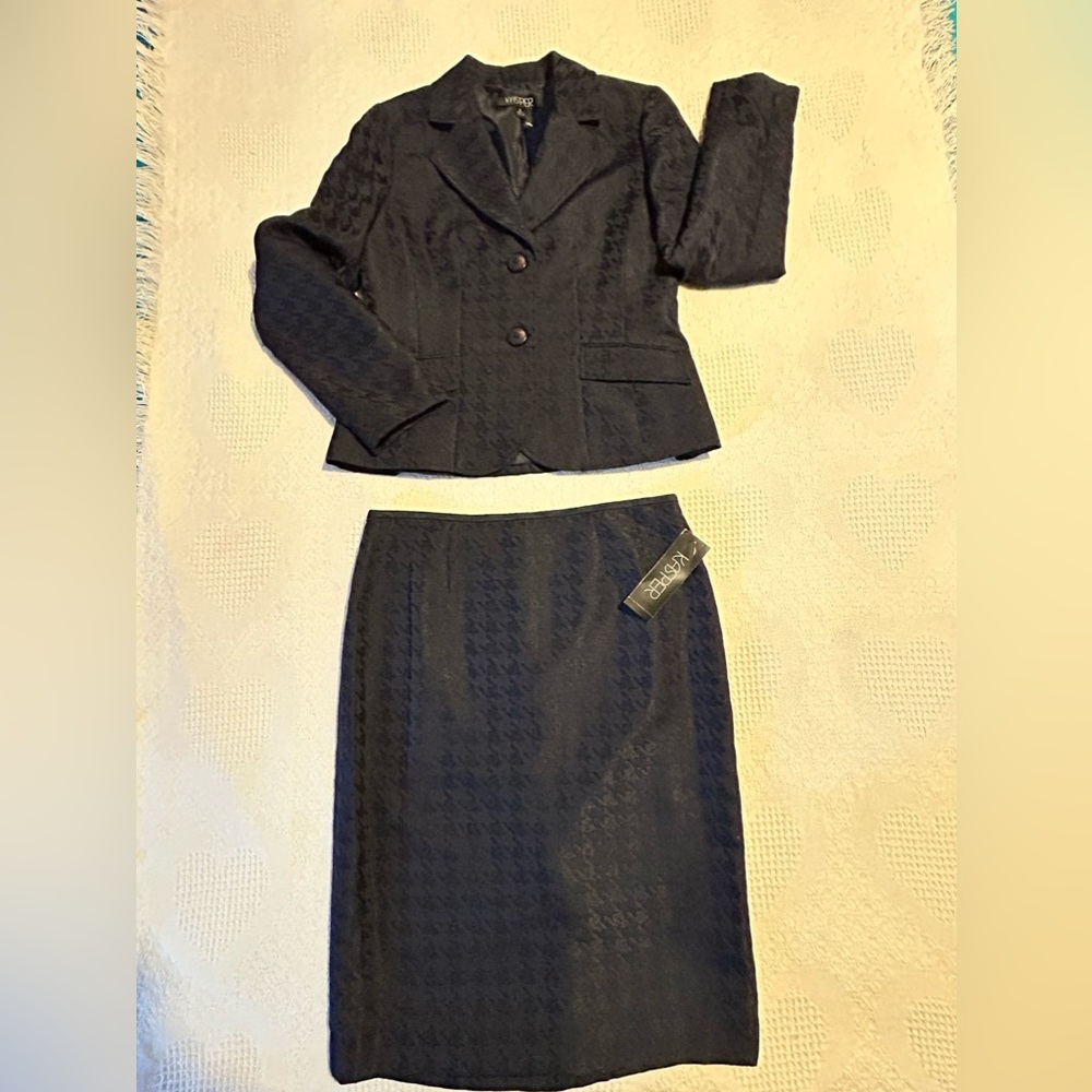 Skirt suit